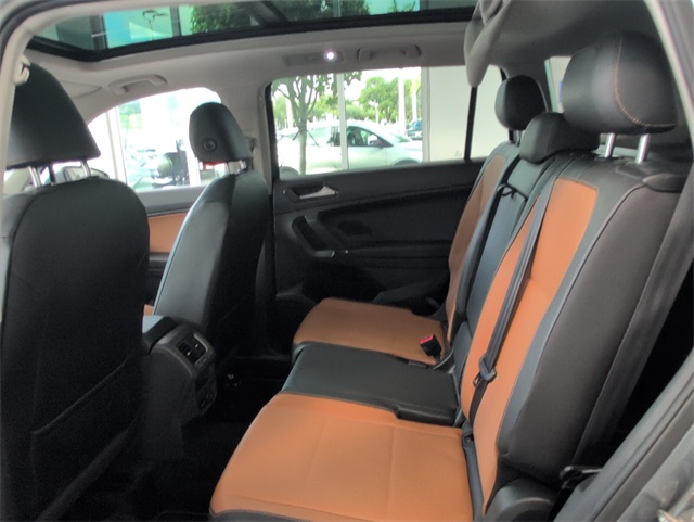 2018 Volkswagen Tiguan SEL photo 8