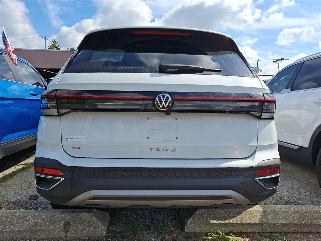 2025 Volkswagen Taos SE photo 4