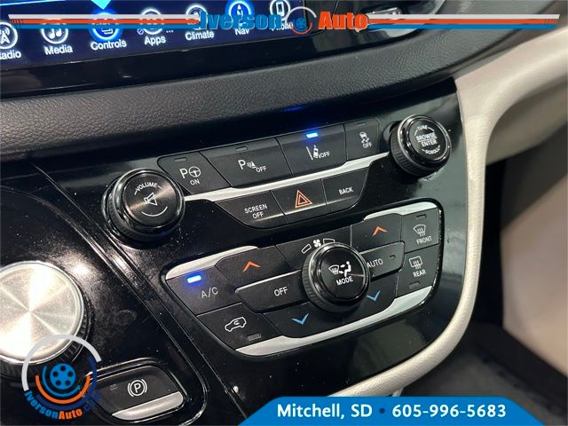 2017 Chrysler Pacifica Touring Plus photo 22
