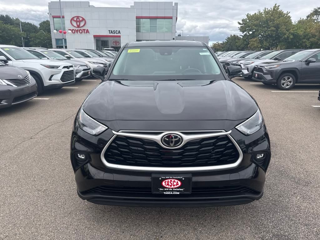 2022 Toyota Highlander LE photo 4