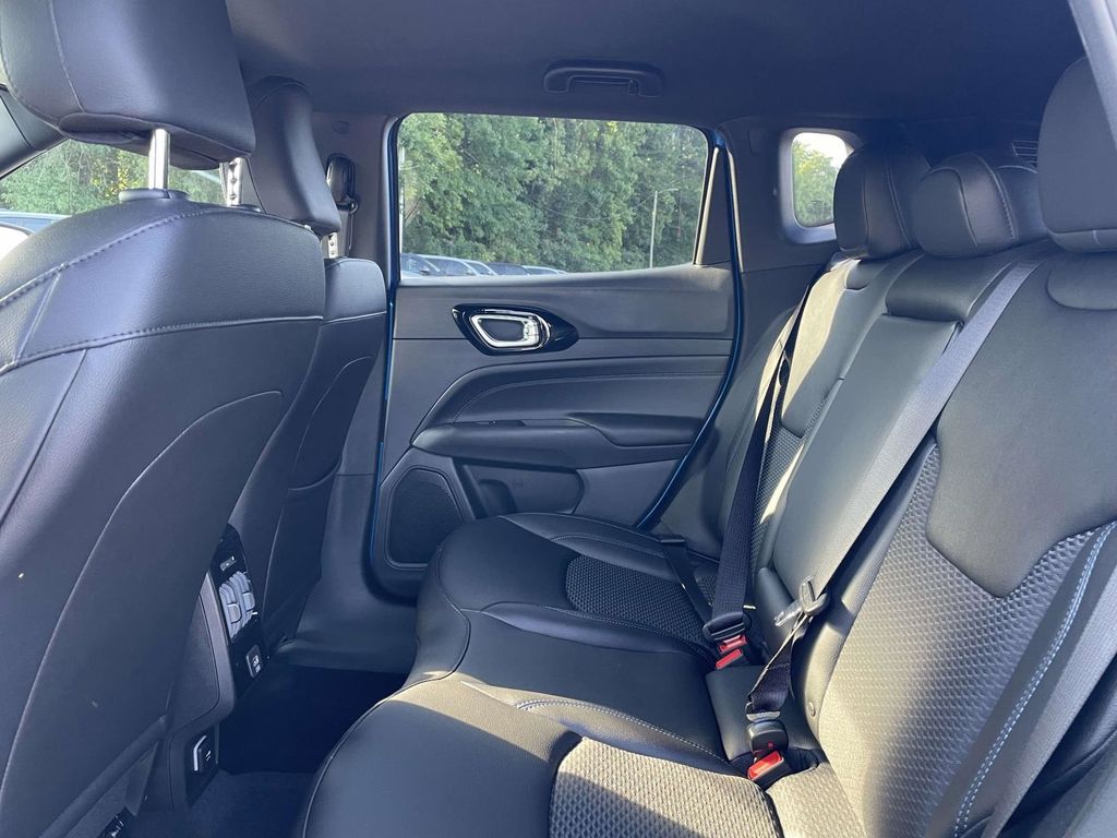 2025 Jeep Compass Latitude photo 17