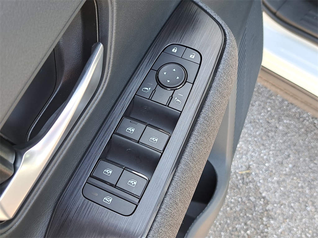 2026 Nissan Kicks SV photo 18