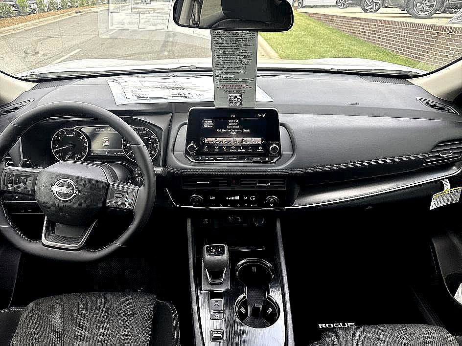 2025 Nissan Rogue SV photo 17