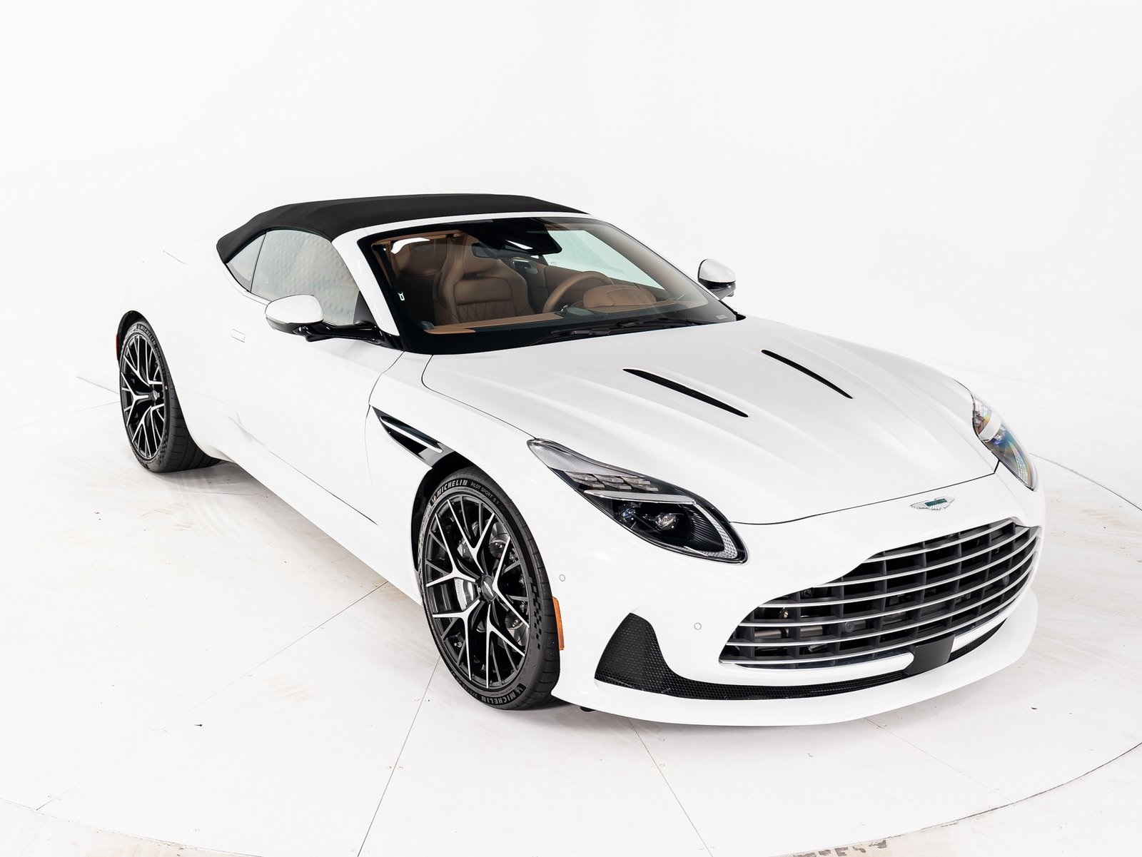 2025 Aston Martin DB12 photo 16