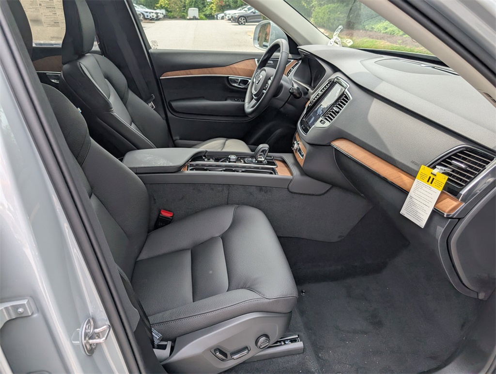 2025 Volvo XC90 B5 Plus photo 4