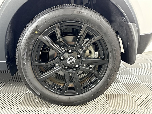 2023 Nissan Kicks SR photo 3