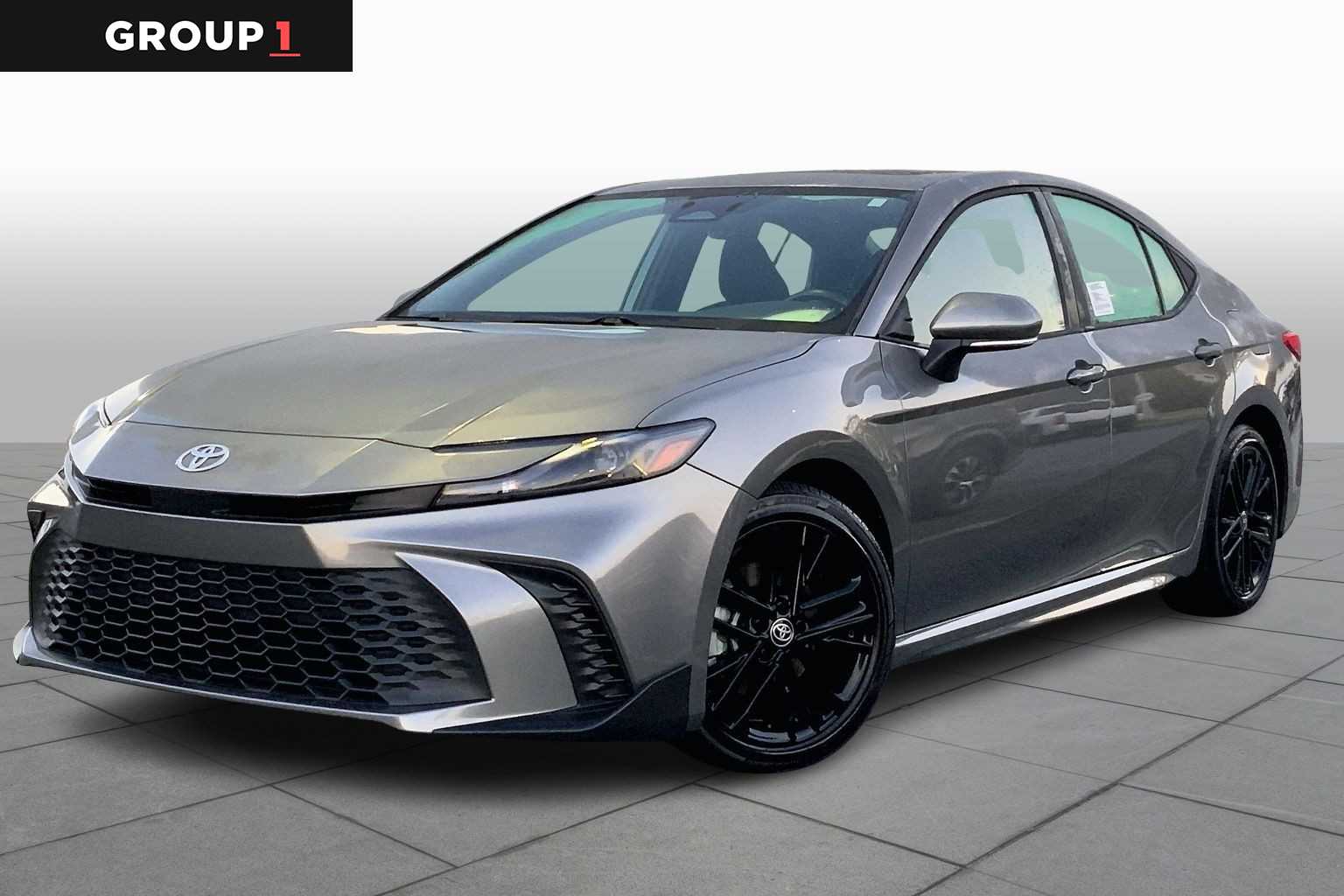 2025 Toyota Camry SE's photo