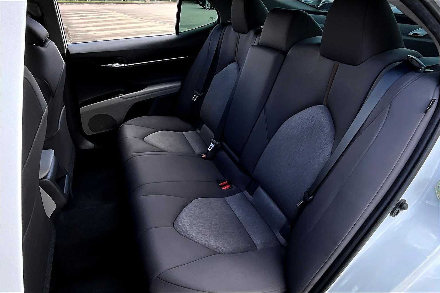 2020 Toyota Camry Hybrid LE photo 15