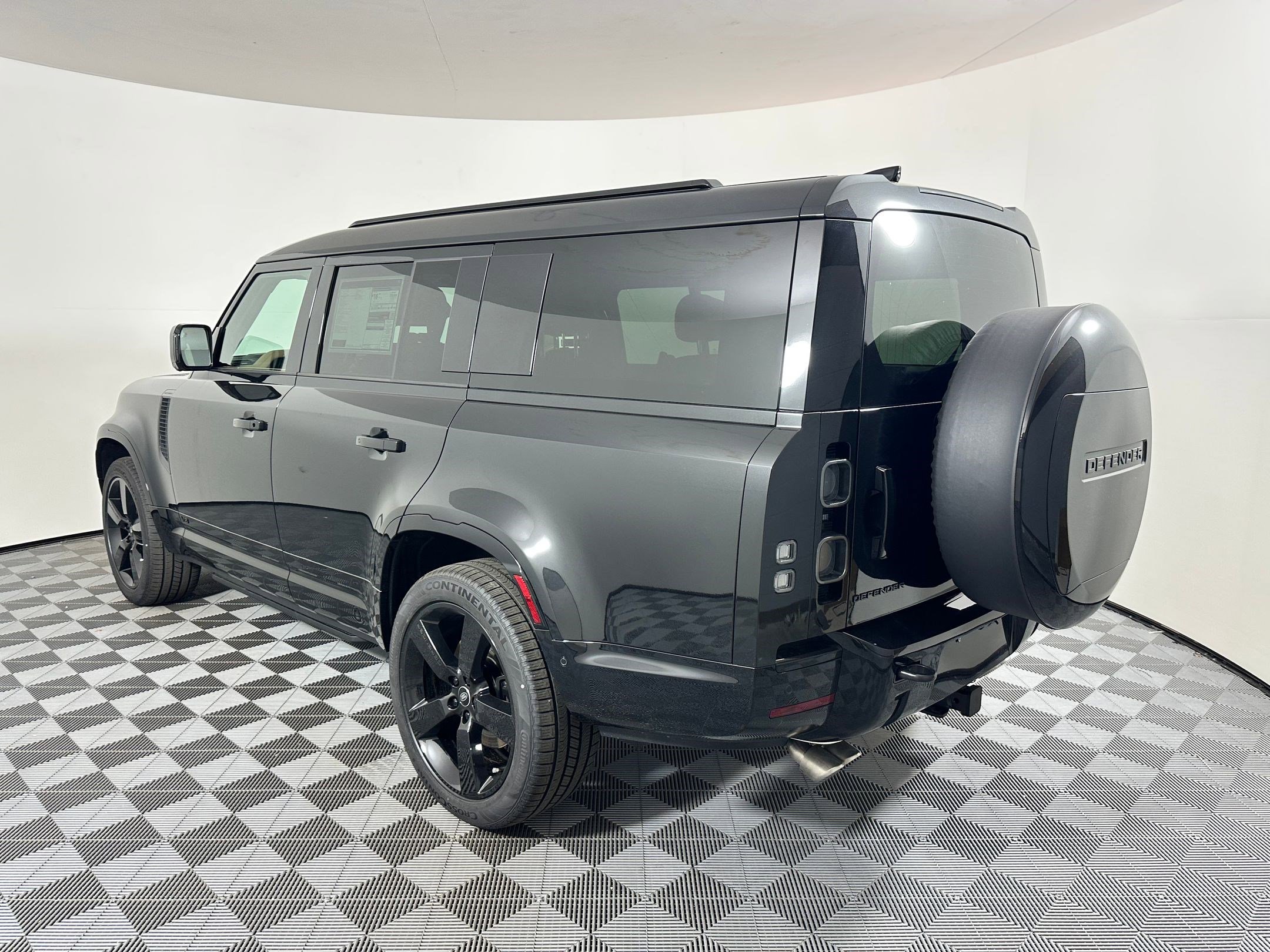 2025 Land Rover Defender 130 V8 photo 3