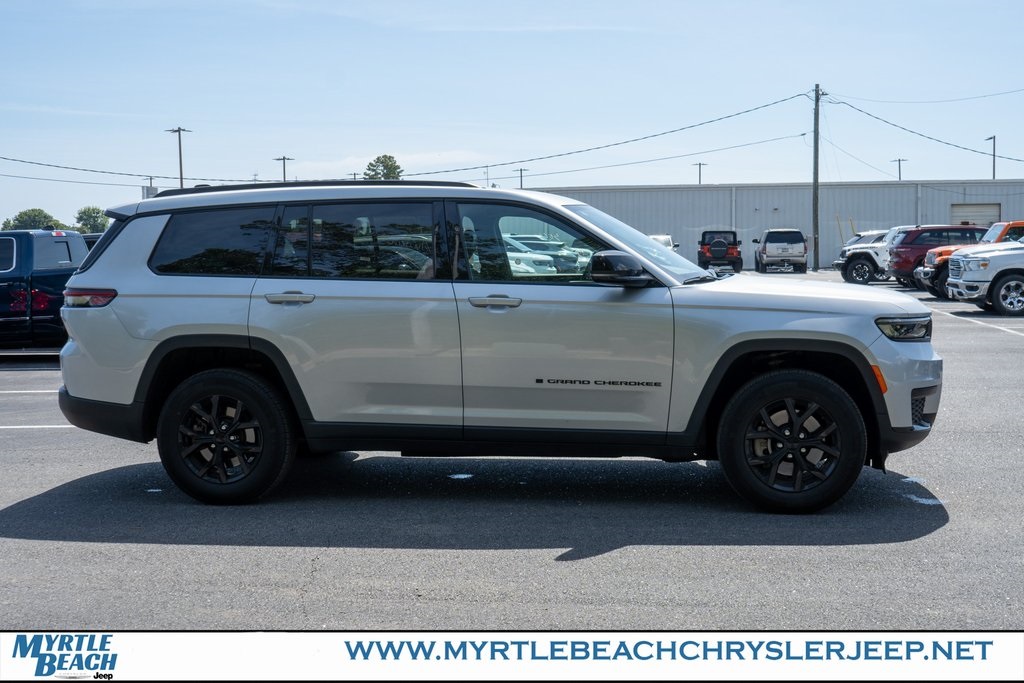 2024 Jeep Grand Cherokee Altitude photo 3