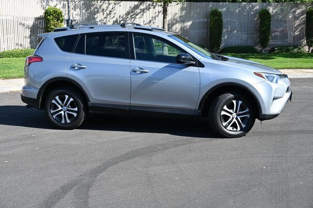 2018 Toyota RAV4 LE photo 3