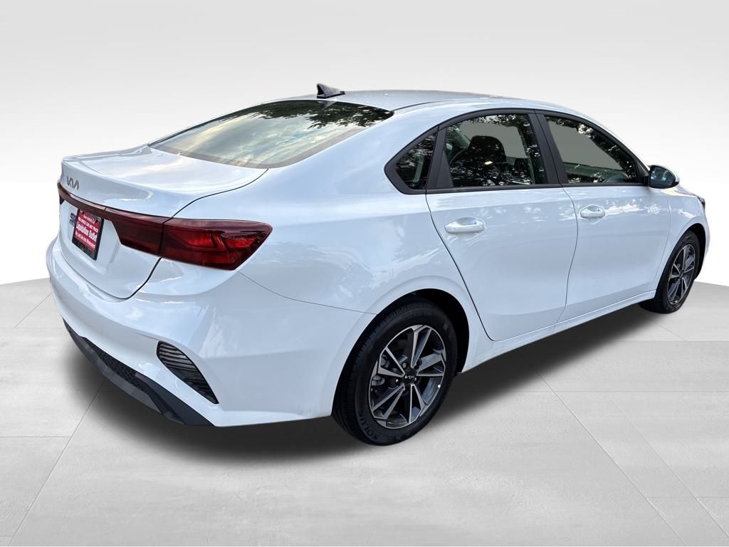 2024 Kia Forte LXS photo 5