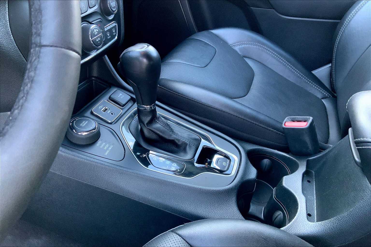 2023 Jeep Cherokee Altitude Lux photo 11