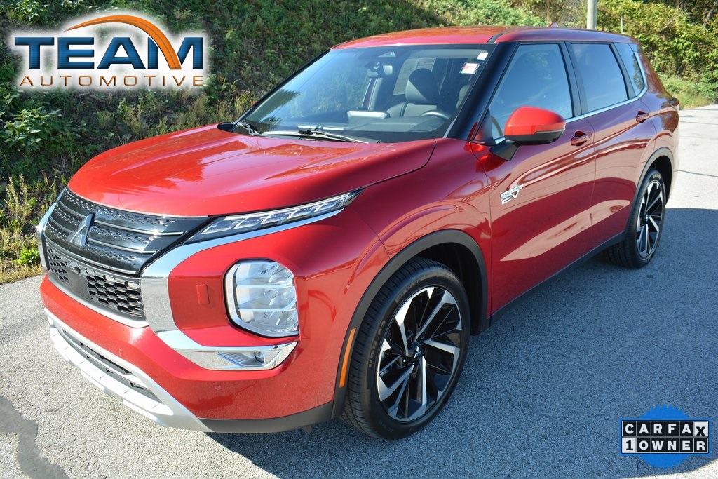 2023 Mitsubishi Outlander Plug-In Hybrid SE's photo