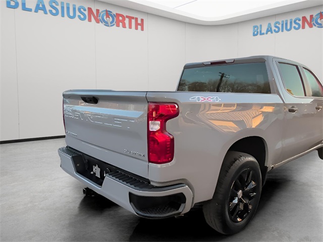 2025 Chevrolet Silverado 1500 Custom photo 2