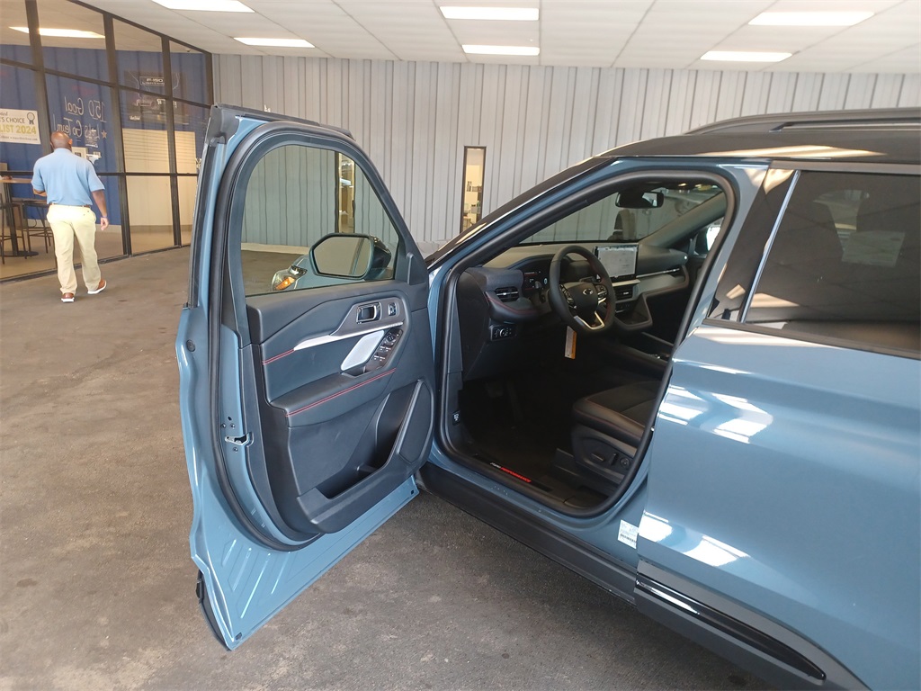 2025 Ford Explorer ST photo 8