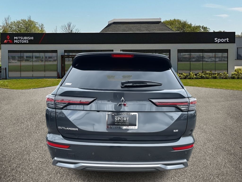 2025 Mitsubishi Outlander SE photo 4