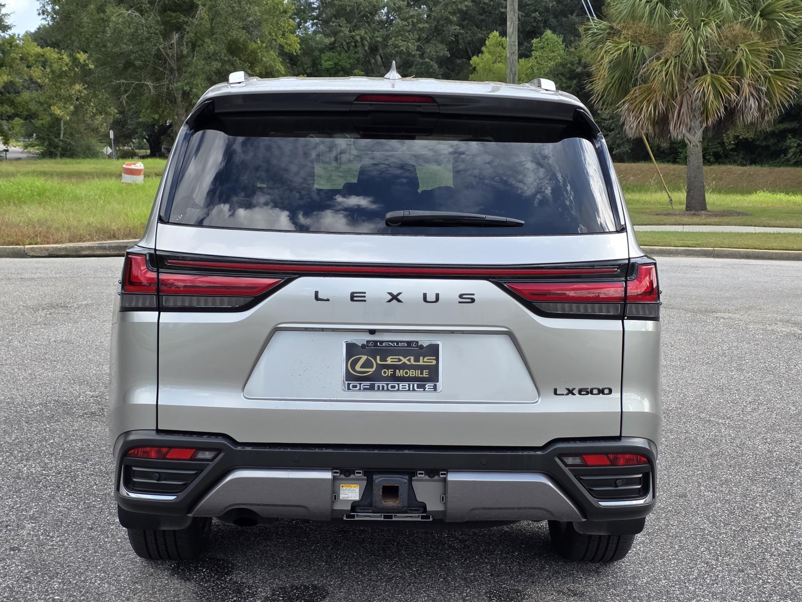 2022 Lexus LX 600 Luxury photo 3