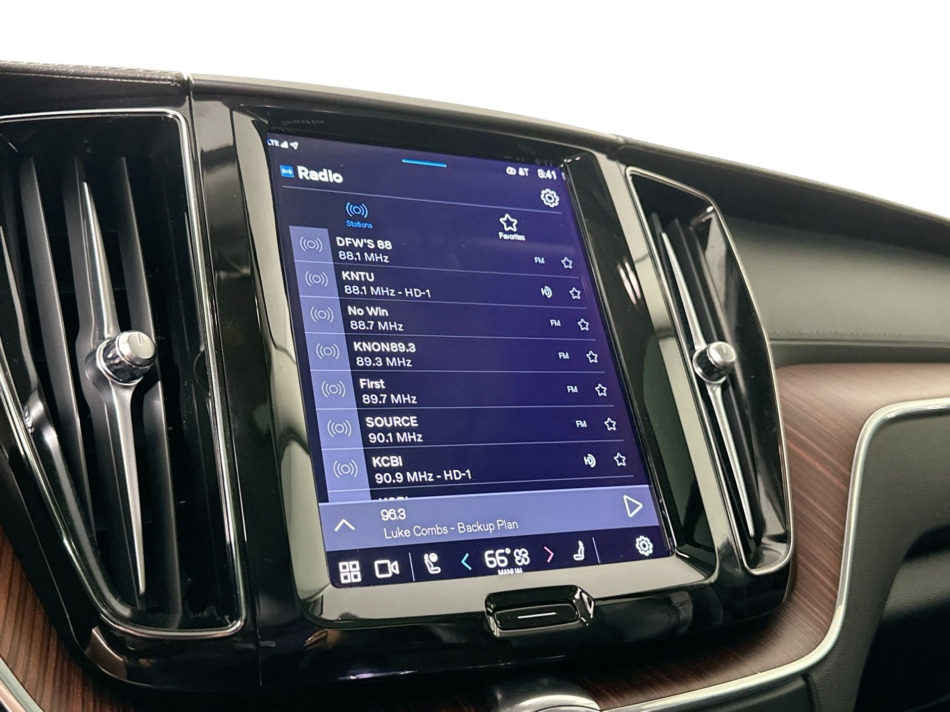 2023 Volvo XC60 B5 Ultimate photo 12