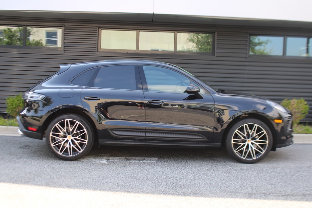 2025 Porsche Macan T photo 8