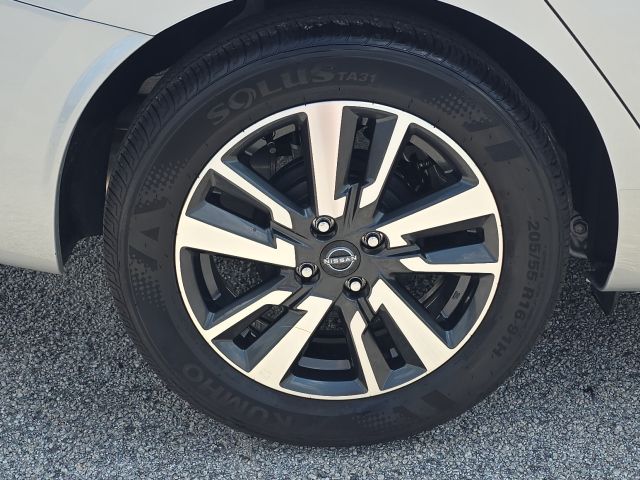 2025 Nissan Versa 1.6 SV photo 9