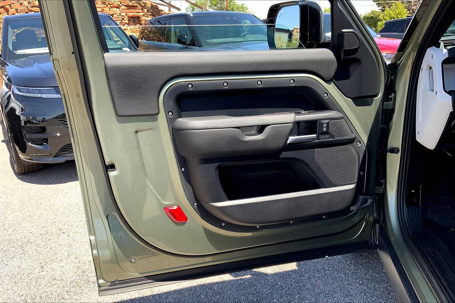 2025 Land Rover Defender 90 X-Dynamic SE photo 9