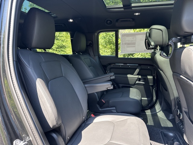 2025 Land Rover Defender 130 X-Dynamic SE photo 24