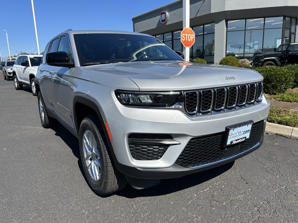 2025 Jeep Grand Cherokee Laredo X photo 2
