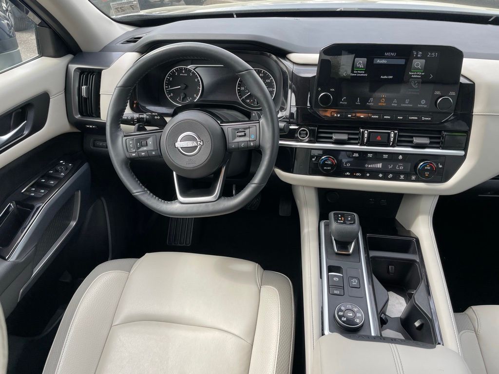 2022 Nissan Pathfinder SL photo 3