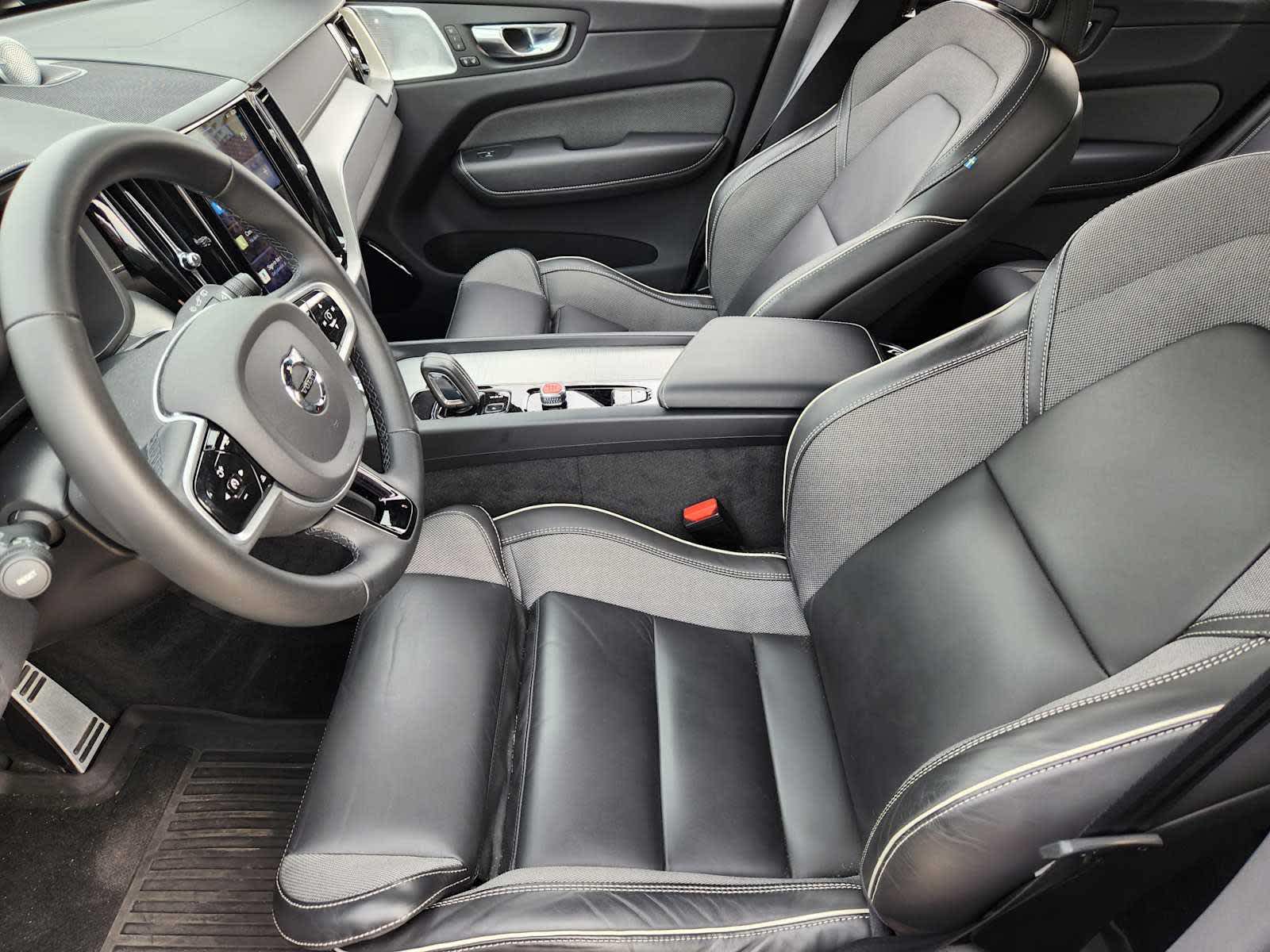 2022 Volvo XC60 R-Design photo 3