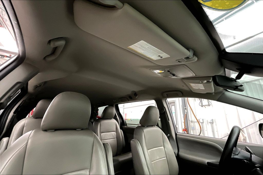 2020 Toyota Sienna L photo 21