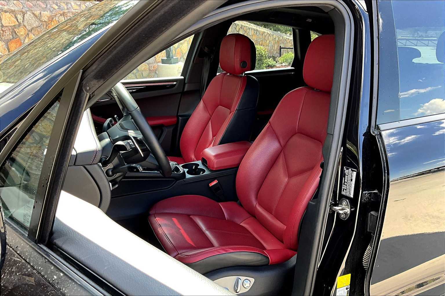 2024 Porsche Macan T photo 5
