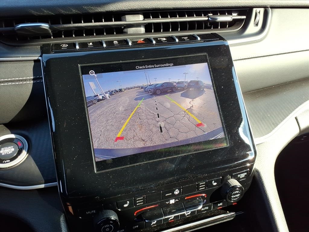 2025 Jeep Grand Cherokee Laredo Altitude photo 13