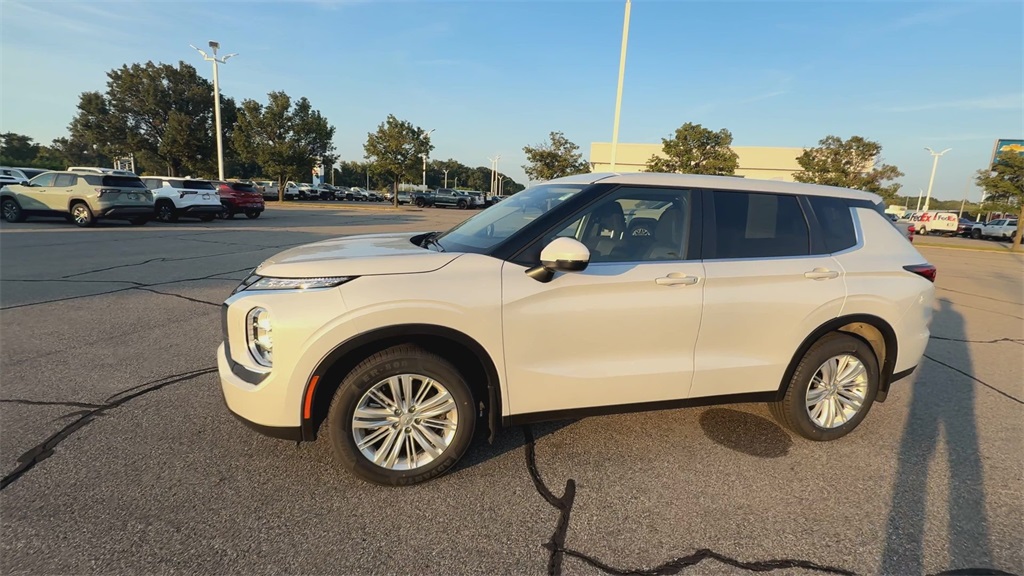 2023 Mitsubishi Outlander ES photo 4