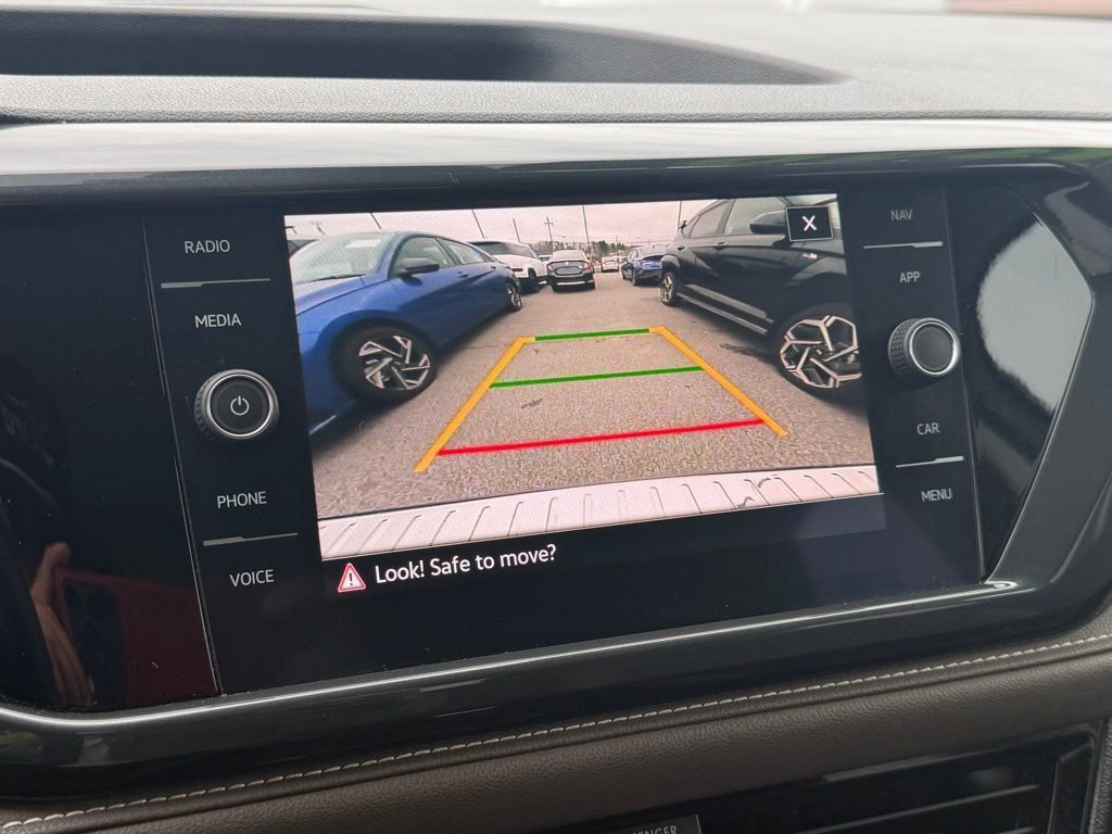 2022 Volkswagen Taos SEL photo 2