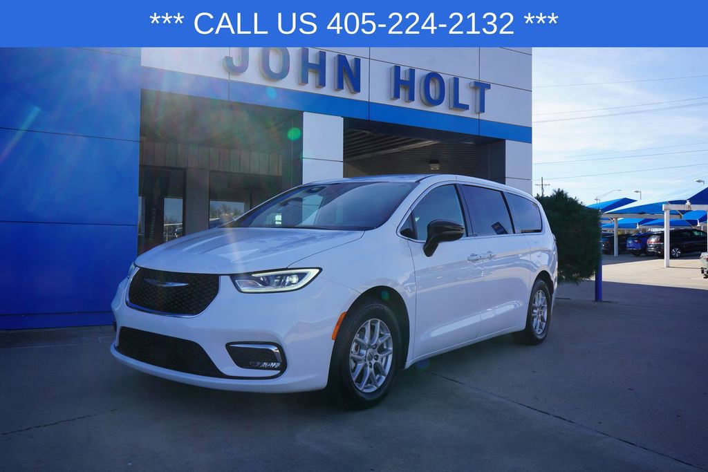 2025 Chrysler Pacifica Select's photo