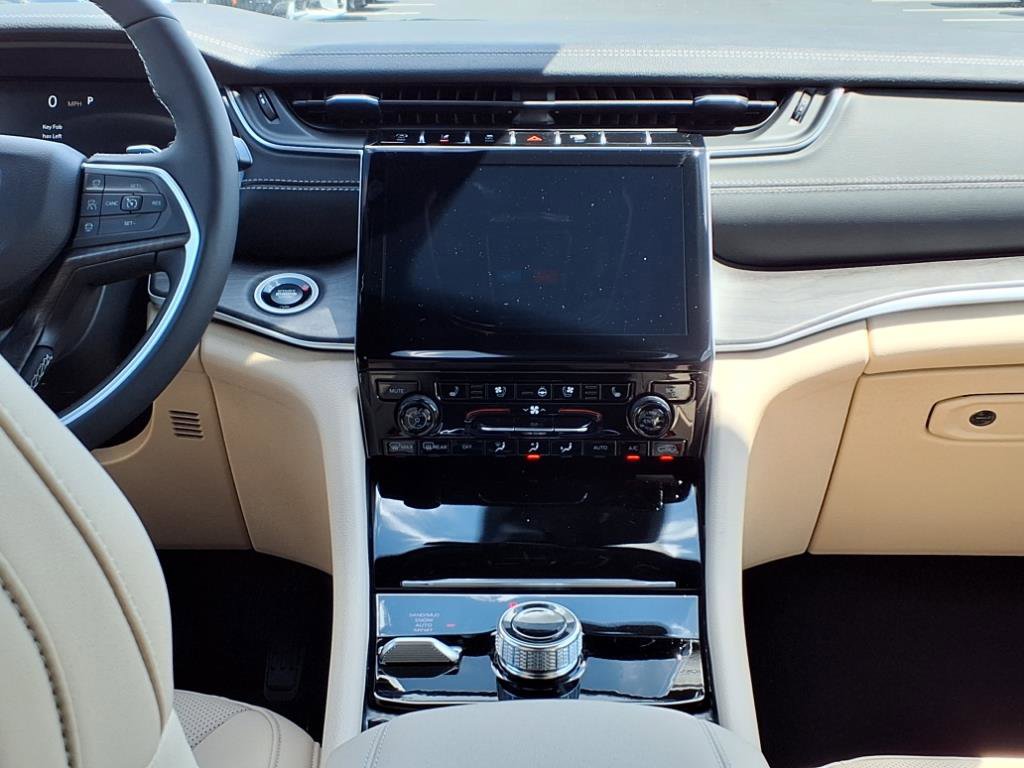 2025 Jeep Grand Cherokee Limited photo 2