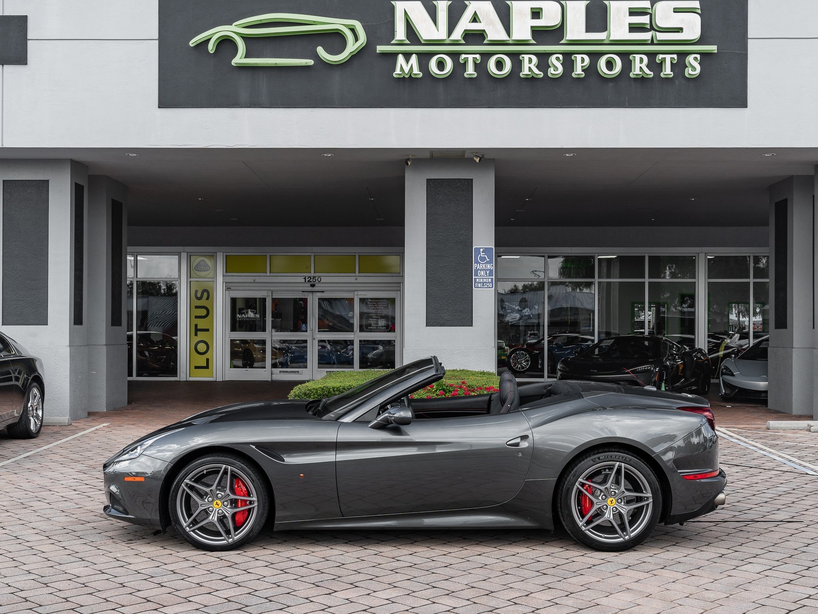 2015 Ferrari California T photo 26