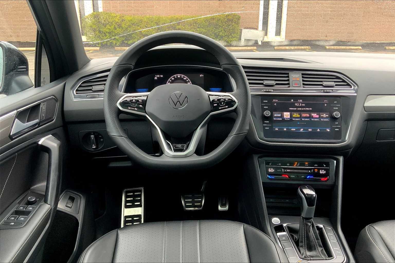 2024 Volkswagen Tiguan SE R-Line Black photo 3