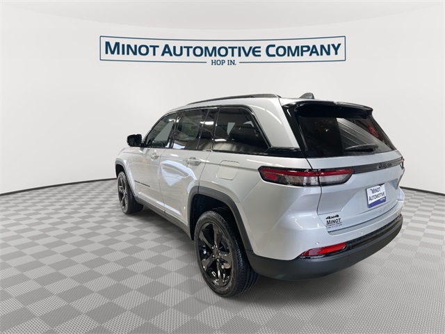 2025 Jeep Grand Cherokee Laredo Altitude photo 2