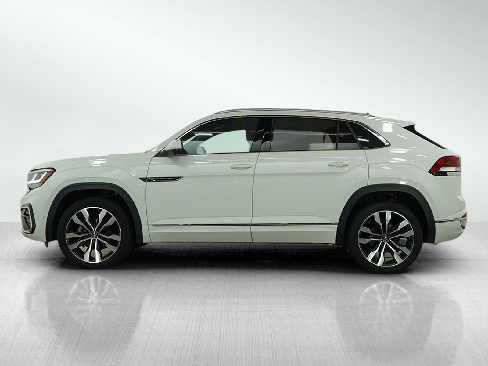 2021 Volkswagen Atlas Cross Sport V6 SEL Premium R-Line photo 2