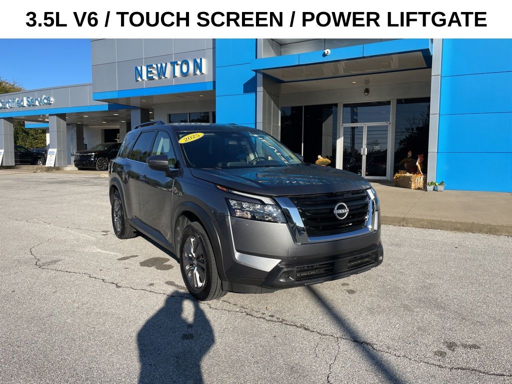 2025 Nissan Pathfinder SV's photo