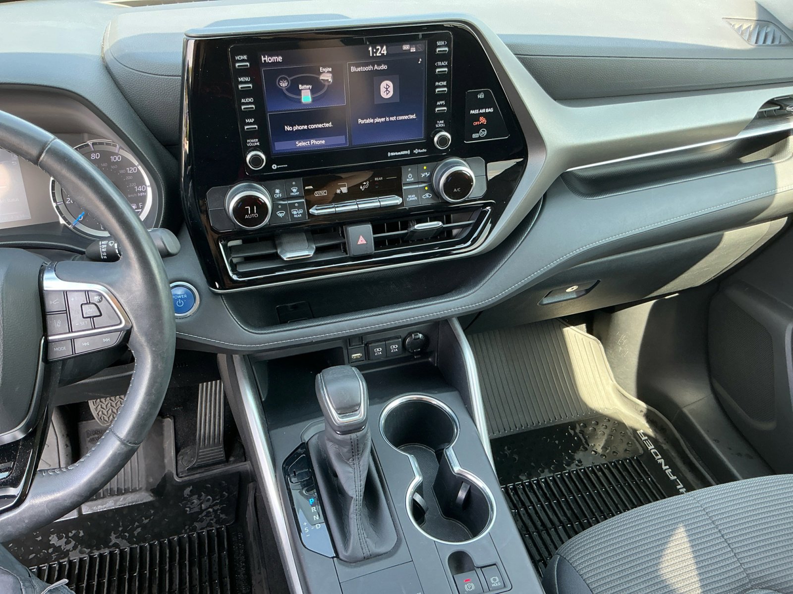 2020 Toyota Highlander LE photo 15
