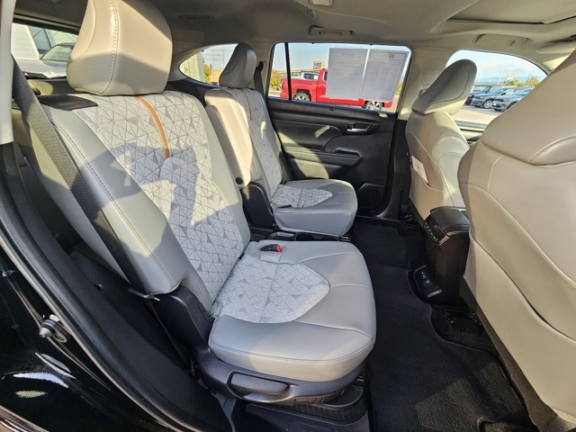 2023 Toyota Highlander Hybrid Bronze Edition photo 23