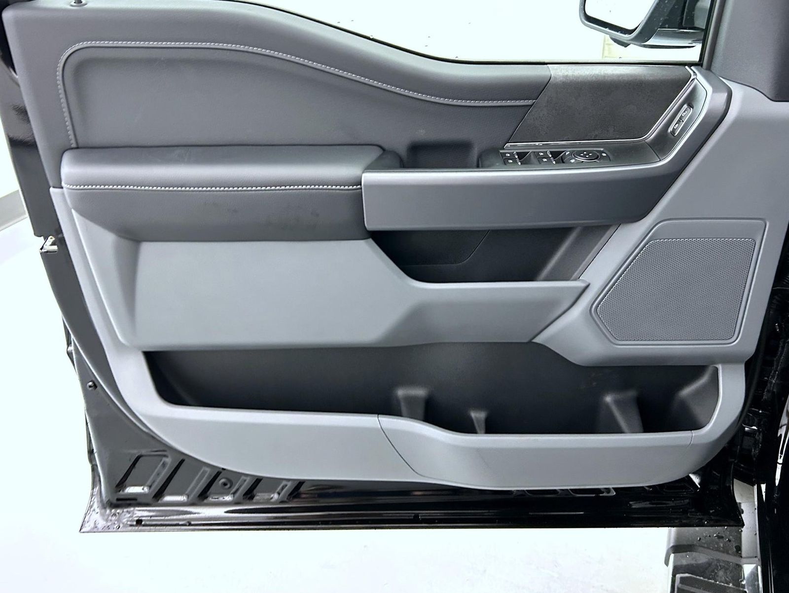 2025 Ford F-150 XLT photo 8