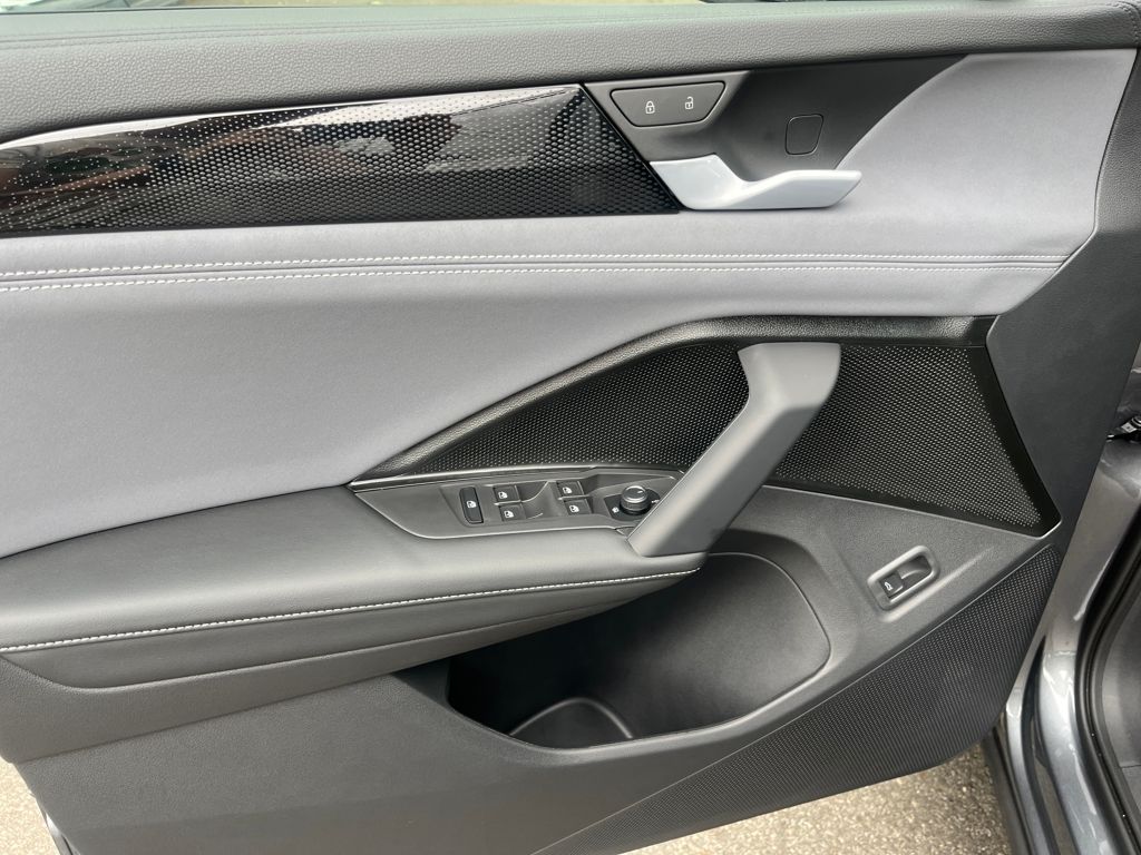 2025 Volkswagen Tiguan SE photo 8