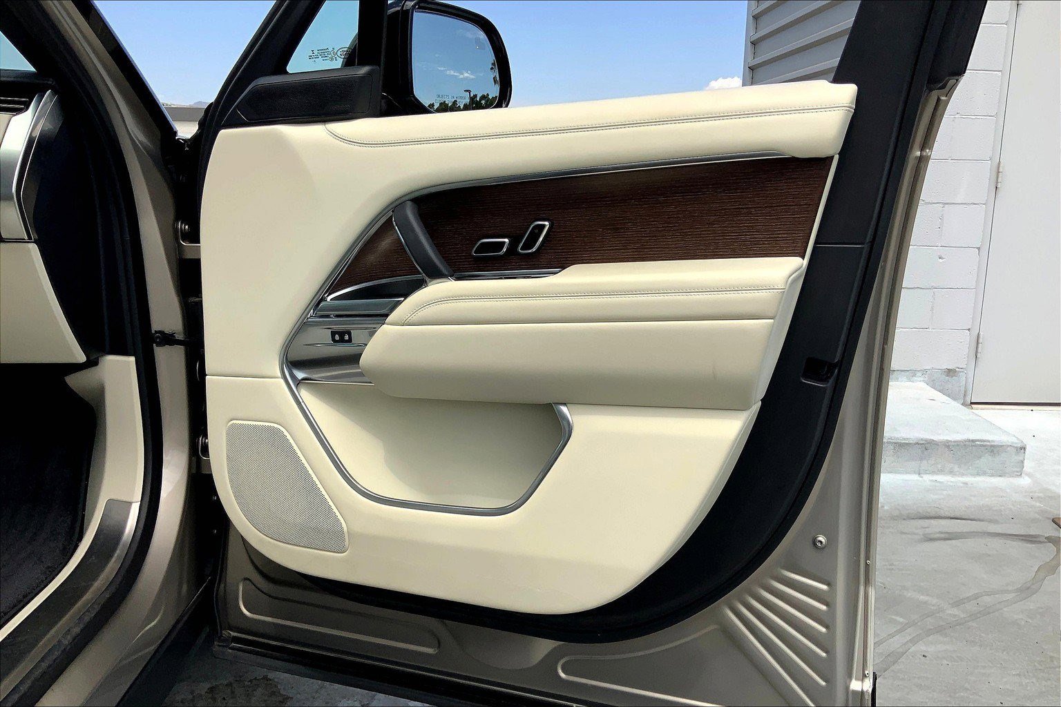 2022 Land Rover Range Rover SE photo 25