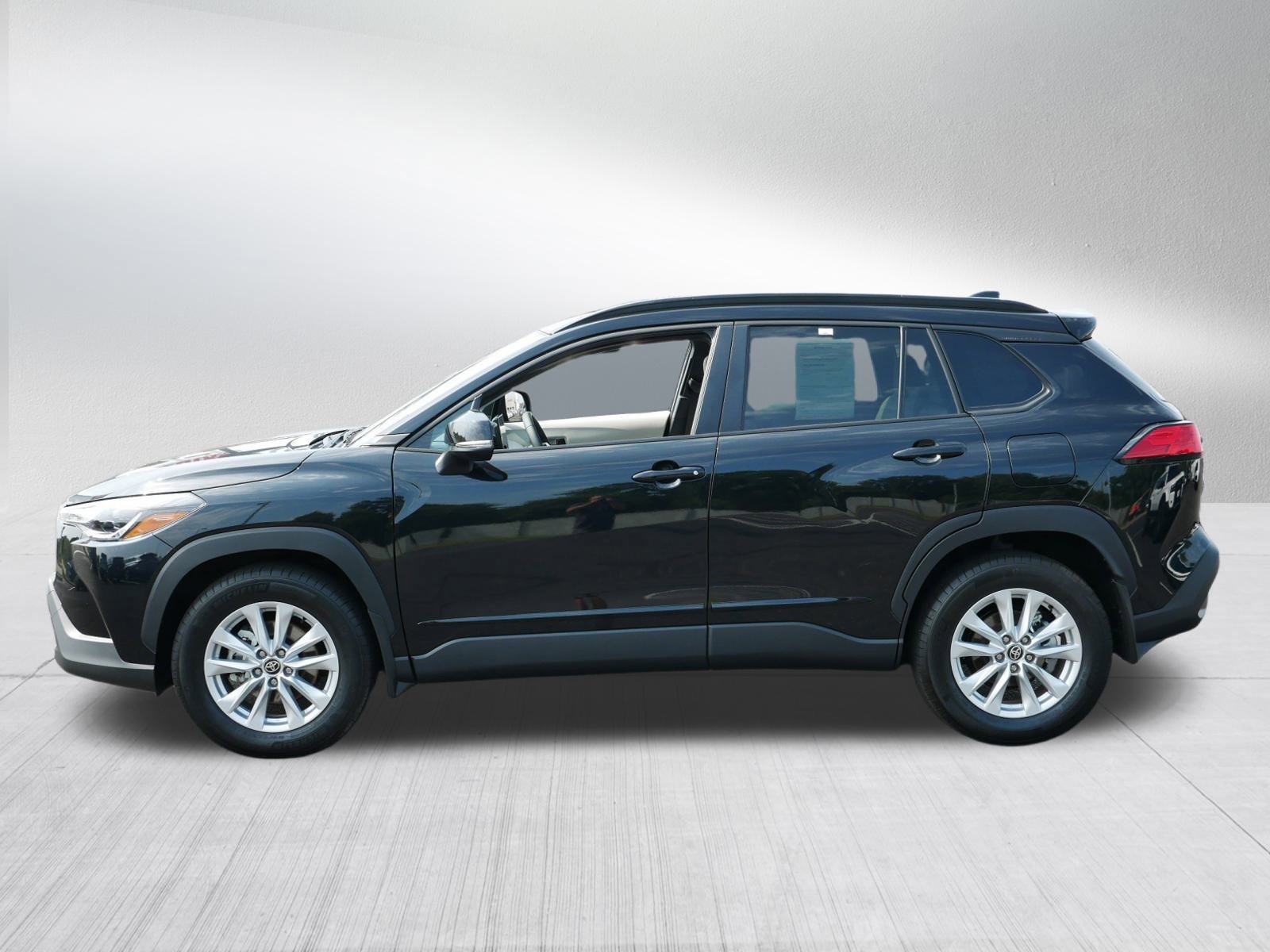 2025 Toyota Corolla Cross LE photo 3
