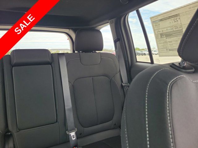 2025 Jeep Grand Cherokee Laredo photo 14