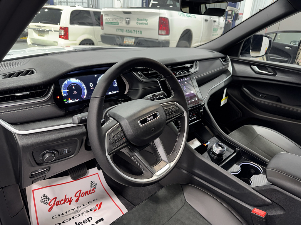2025 Jeep Grand Cherokee Altitude X photo 4
